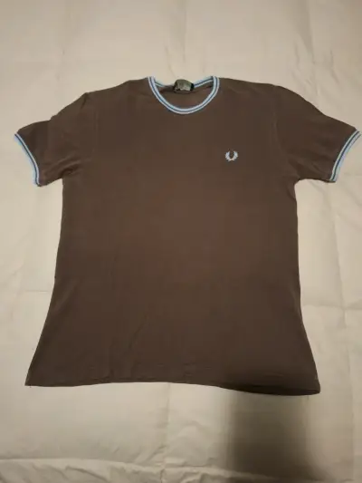 Polera Fred Perry marrón con detalles celestes - miniatura 1