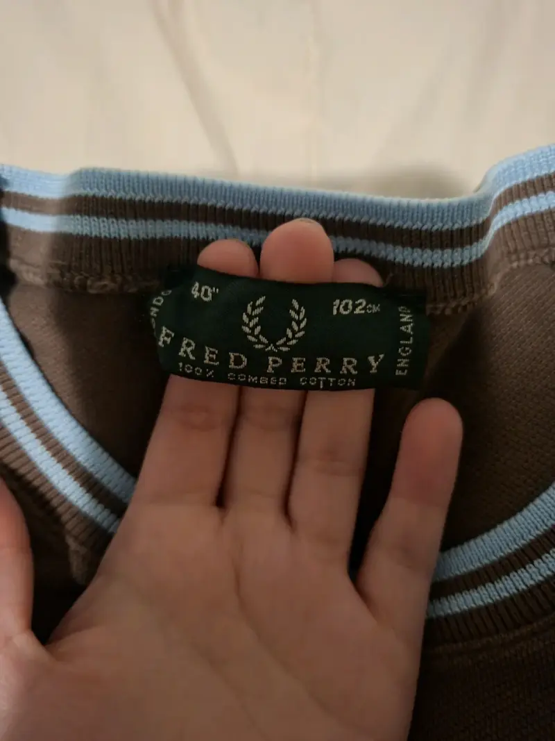 Polera Fred Perry marrón con detalles celestes - 2