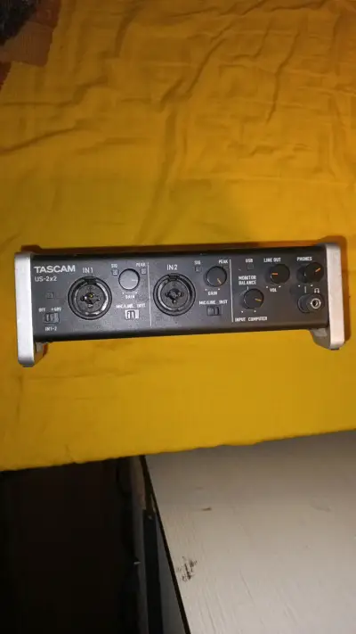 Interfaz de Audio Tascam US-2x2 con Conexión USB - miniatura 1