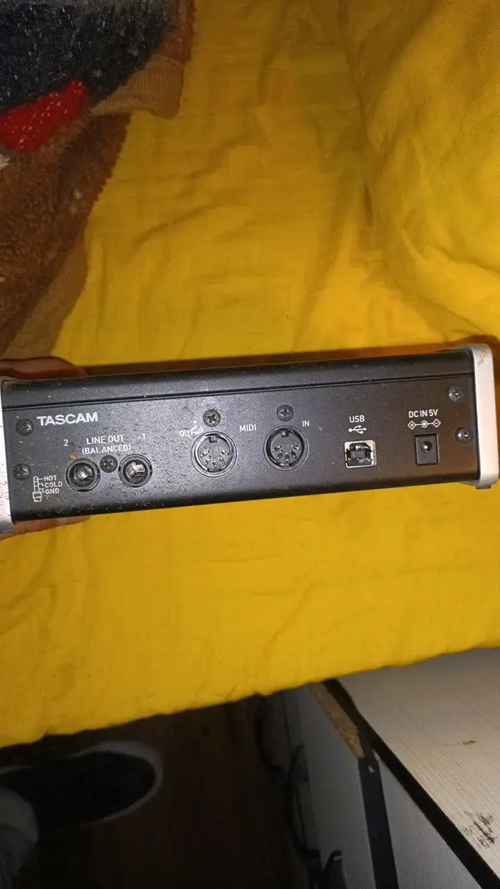 Interfaz de Audio Tascam US-2x2 con Conexión USB - 2