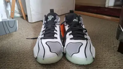Zapatillas basketball  Jordan JT blancas y negras - miniatura 1