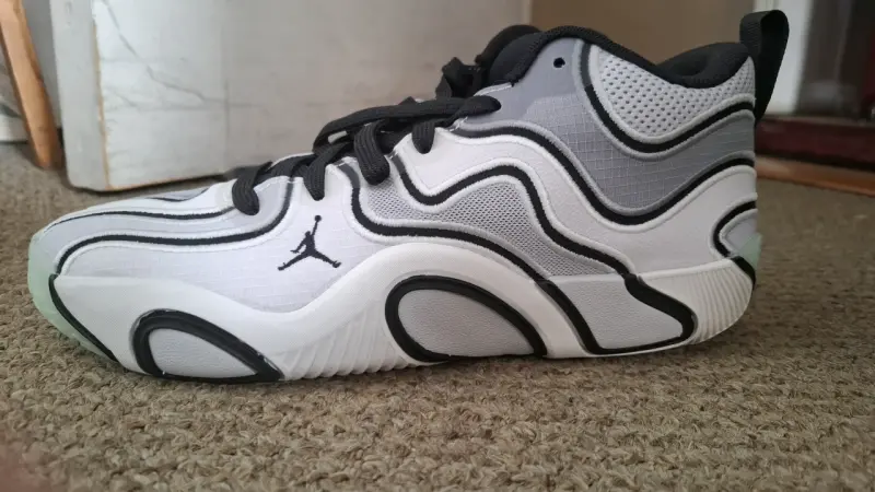 Zapatillas basketball  Jordan JT blancas y negras - 2
