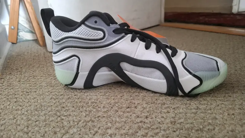 Zapatillas basketball  Jordan JT blancas y negras - 4