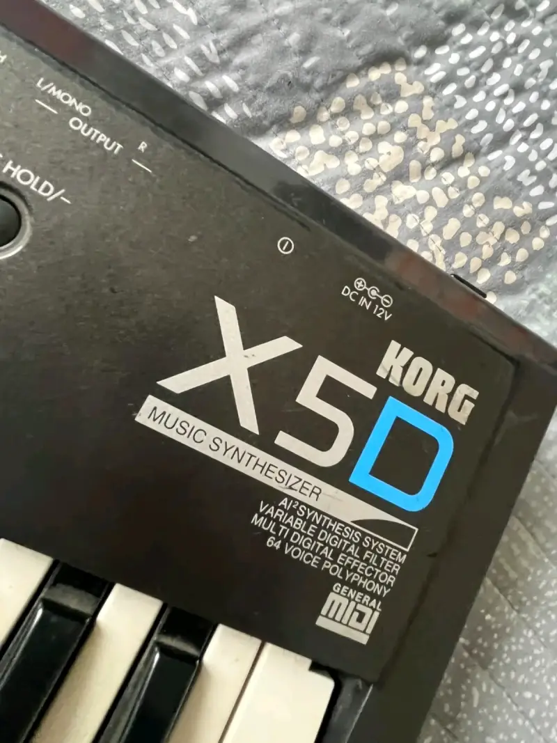 Sintetizador Korg X5D en buen estado - 1