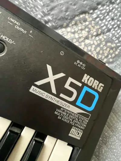 Sintetizador Korg X5D en buen estado - miniatura 1