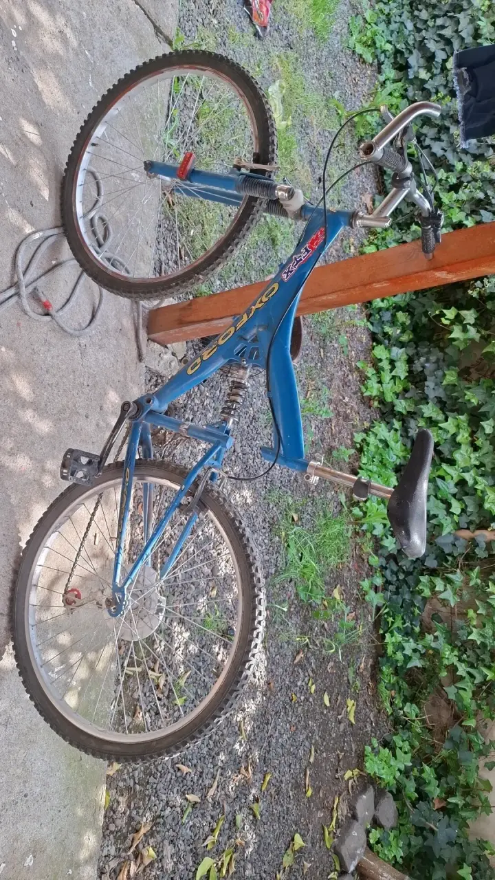 Bicicleta montaña Cyco azul con suspensión