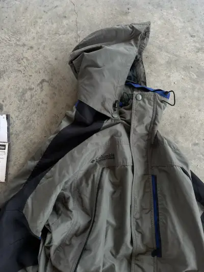 Chaqueta impermeable Columbia con capucha - miniatura 2