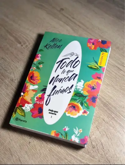 Libro 'Todo lo que nunca fuimos' de Alice Kellen - miniatura 1