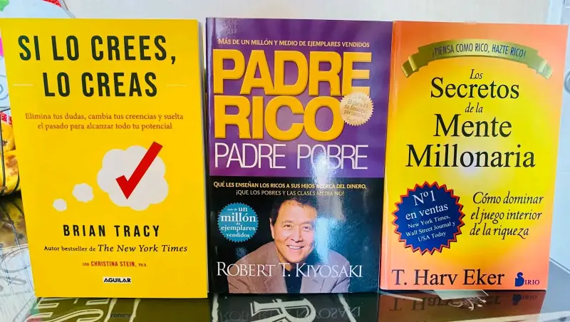 Set de libros de autoayuda y finanzas