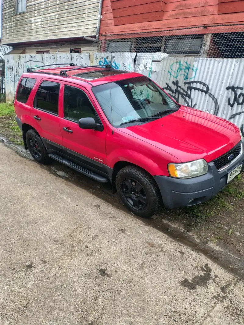 Camioneta SUV Ford Escape roja en buen estado - 1