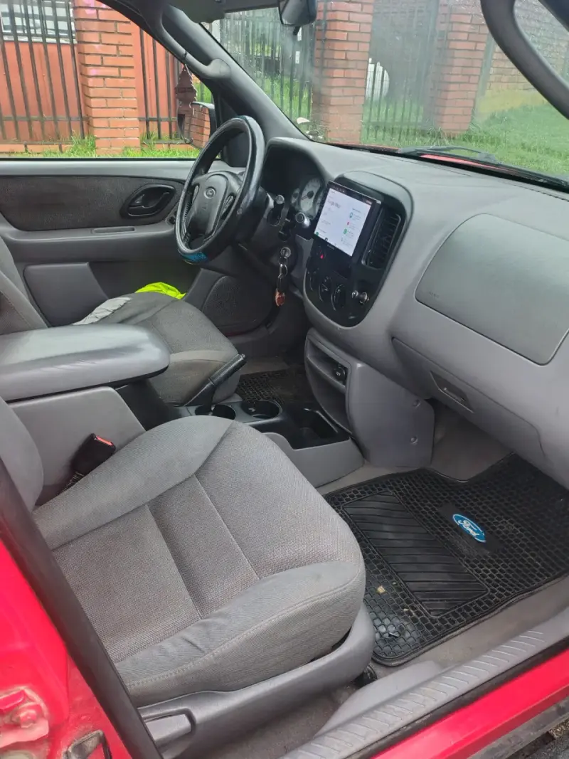 Camioneta SUV Ford Escape roja en buen estado - 2