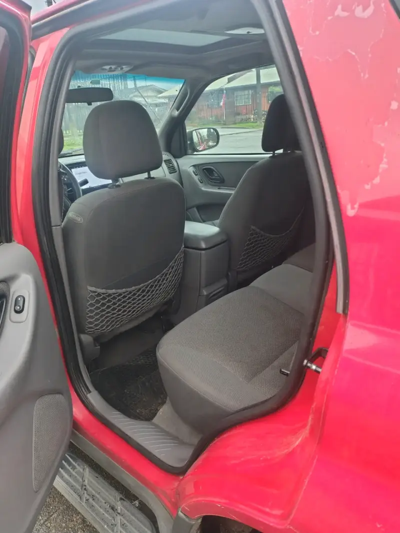 Camioneta SUV Ford Escape roja en buen estado - 4