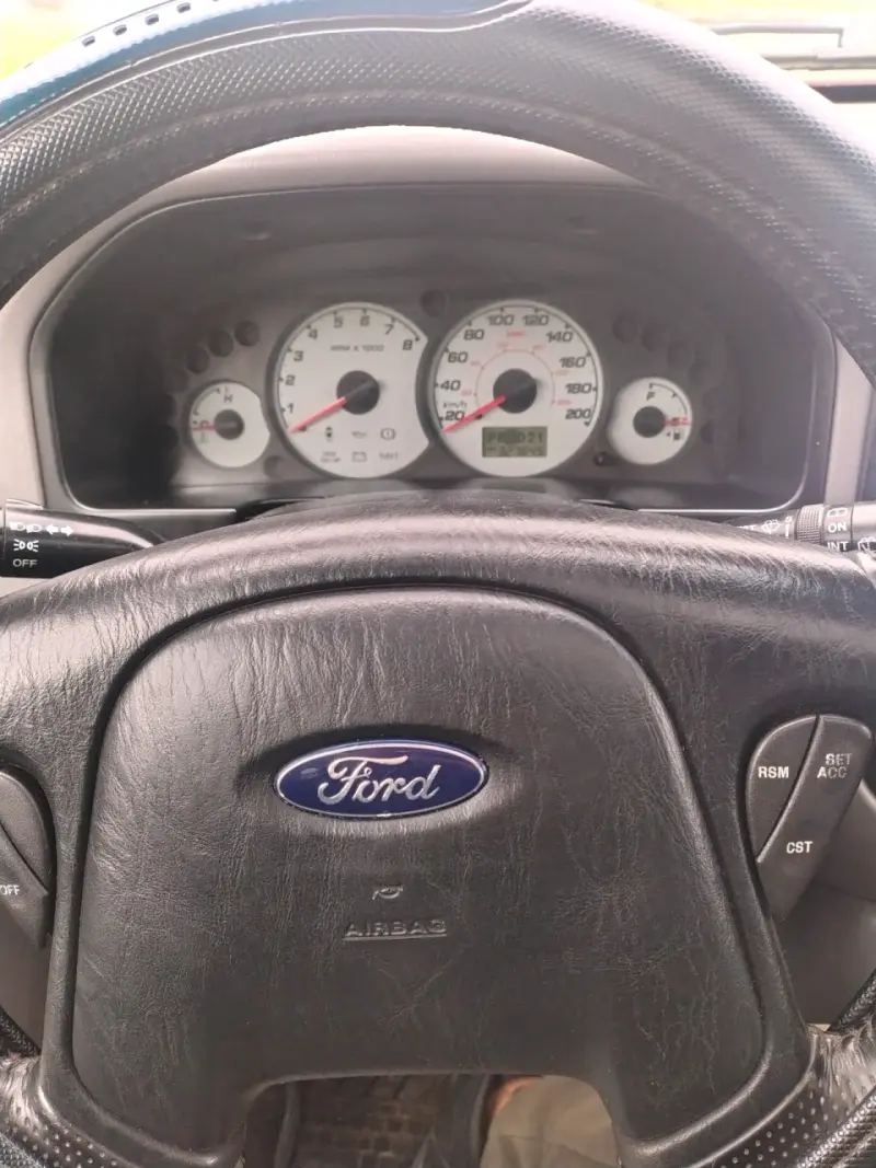 Camioneta SUV Ford Escape roja en buen estado - 6