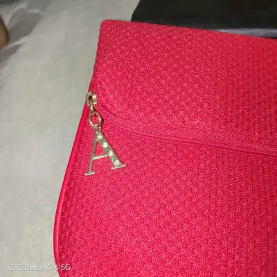Cartera de mano roja con detalle dorado - miniatura 1