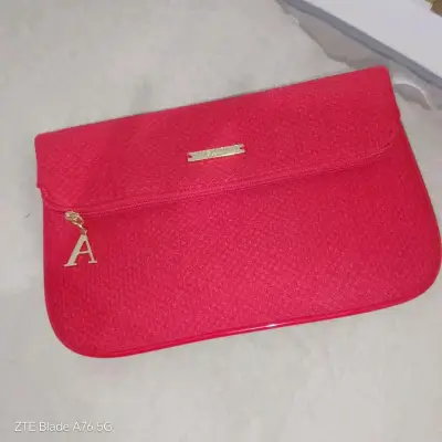 Cartera de mano roja con detalle dorado - miniatura 2