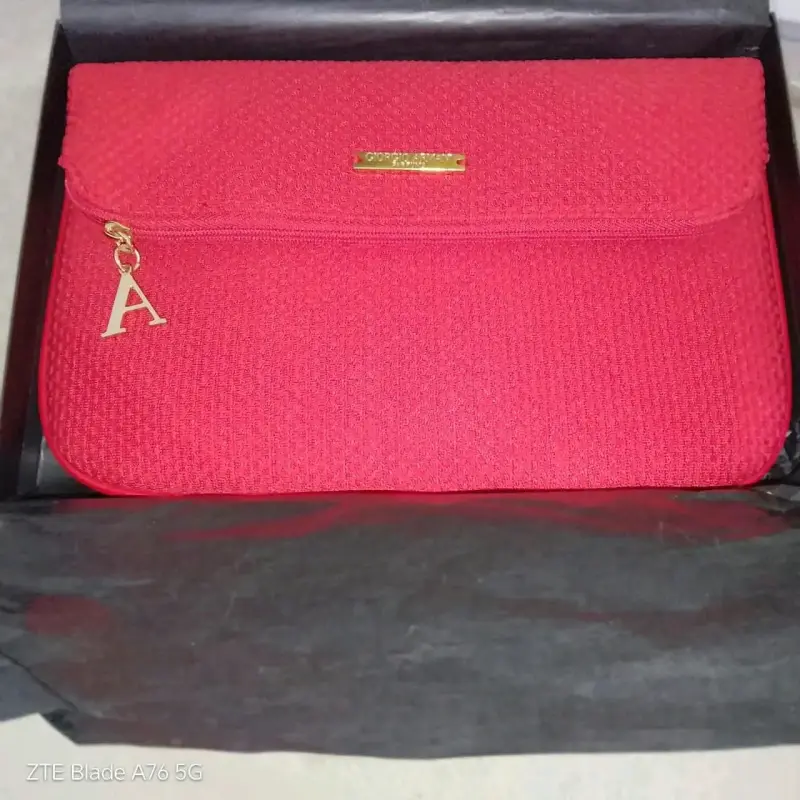 Cartera de mano roja con detalle dorado - 3