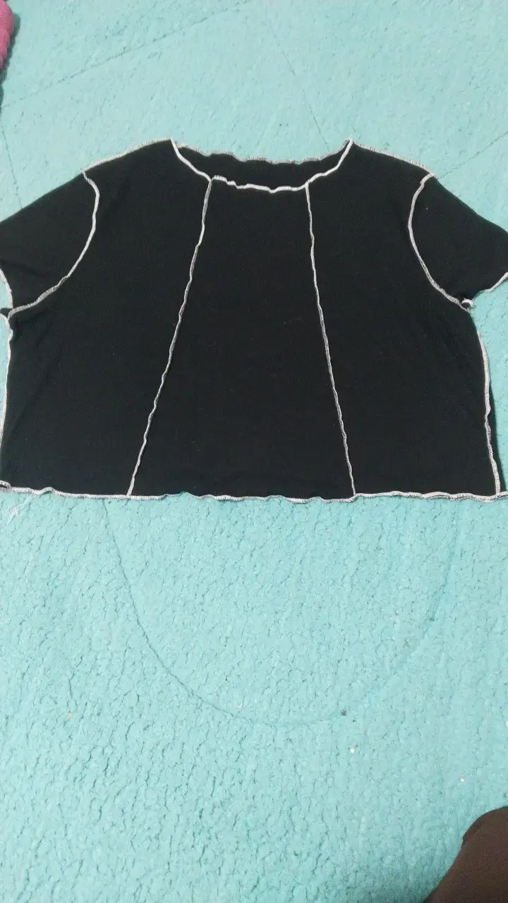 Polera negra Shein Curve con costuras blancas - 1