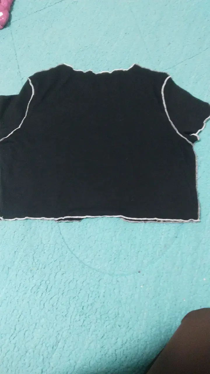 Polera negra Shein Curve con costuras blancas - 2