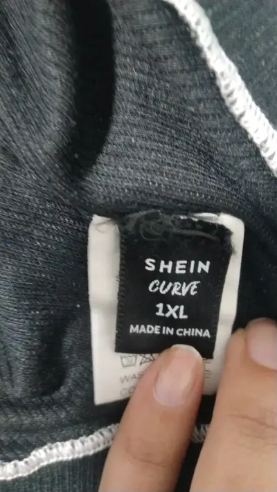 Polera negra Shein Curve con costuras blancas - miniatura 3