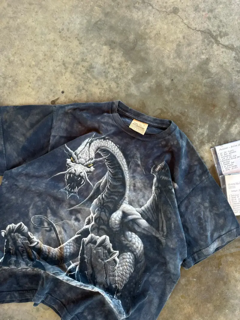 Polera con diseño de dragón The Mountain - 3