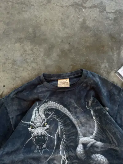 Polera con diseño de dragón The Mountain - miniatura 4
