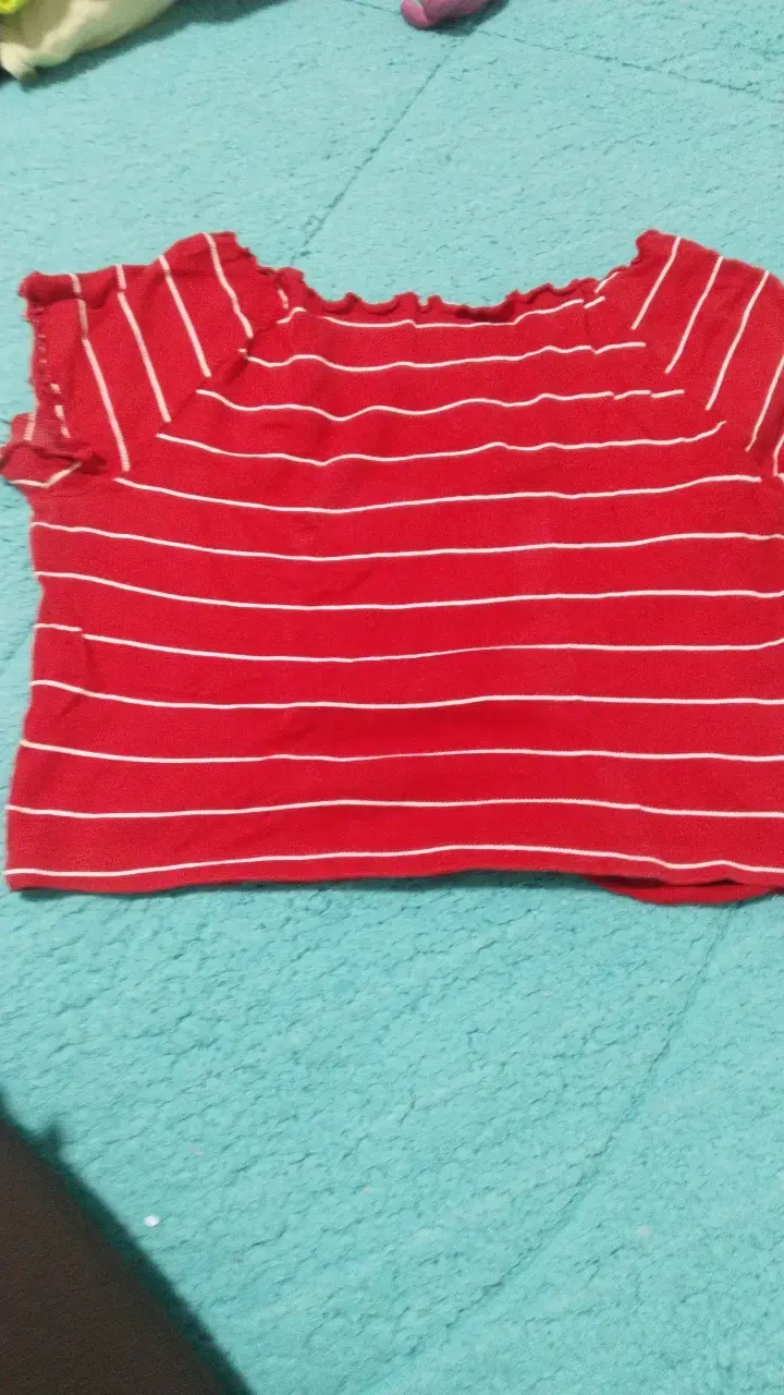 Polera roja a rayas - 2