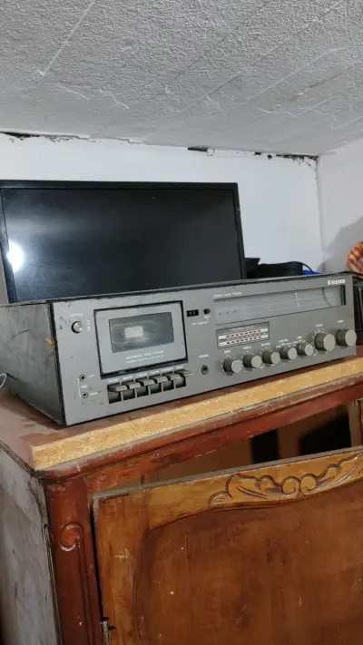 Reproductor de cassette vintage Silver con radio - miniatura 1
