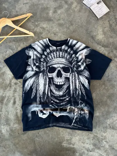 Polera negra con diseño de calavera y plumas - miniatura 1