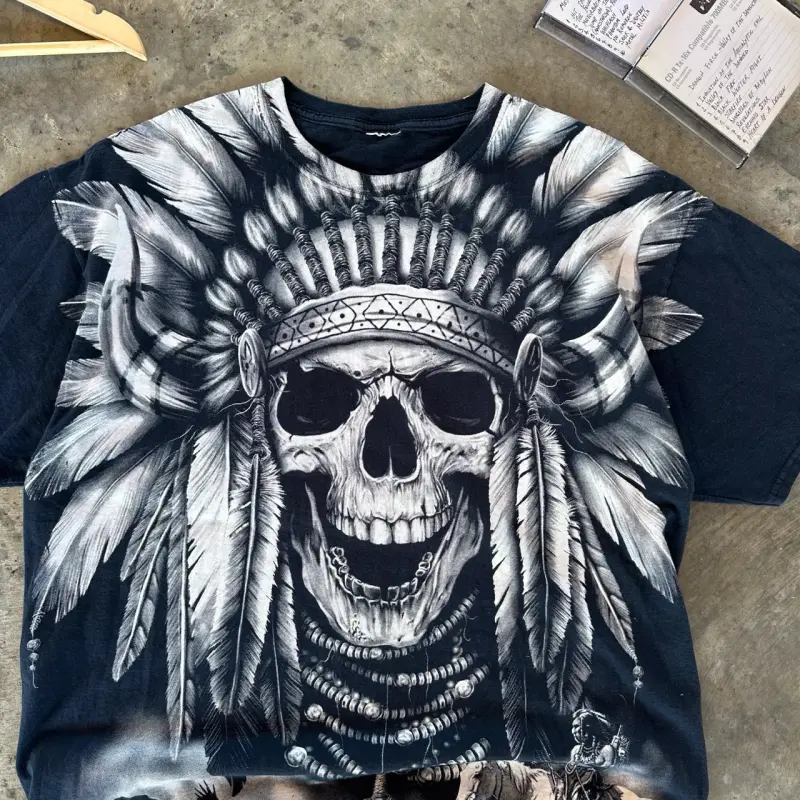 Polera negra con diseño de calavera y plumas - 2