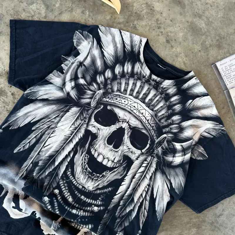 Polera negra con diseño de calavera y plumas - 3