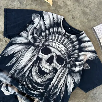 Polera negra con diseño de calavera y plumas - miniatura 3