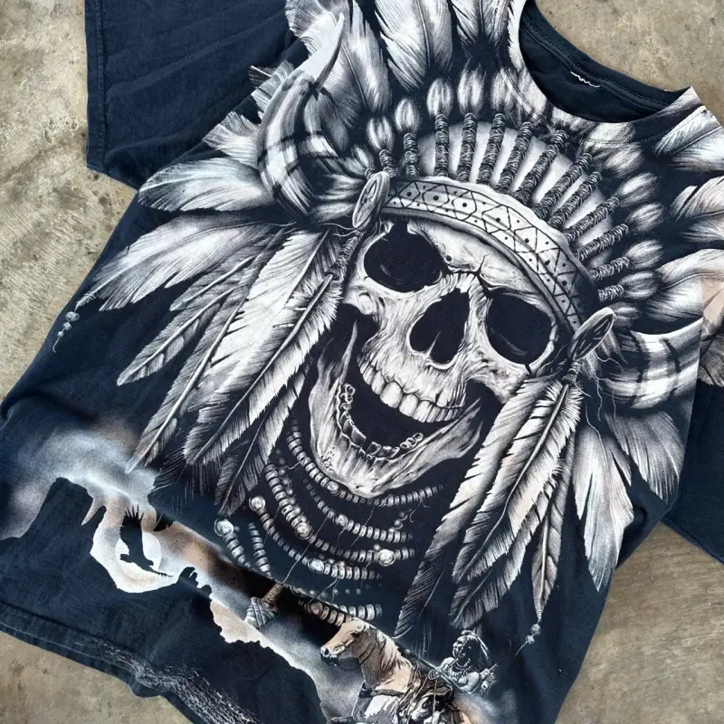 Polera negra con diseño de calavera y plumas - 4