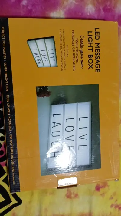 Caja de luz LED para mensajes personalizables - miniatura 1