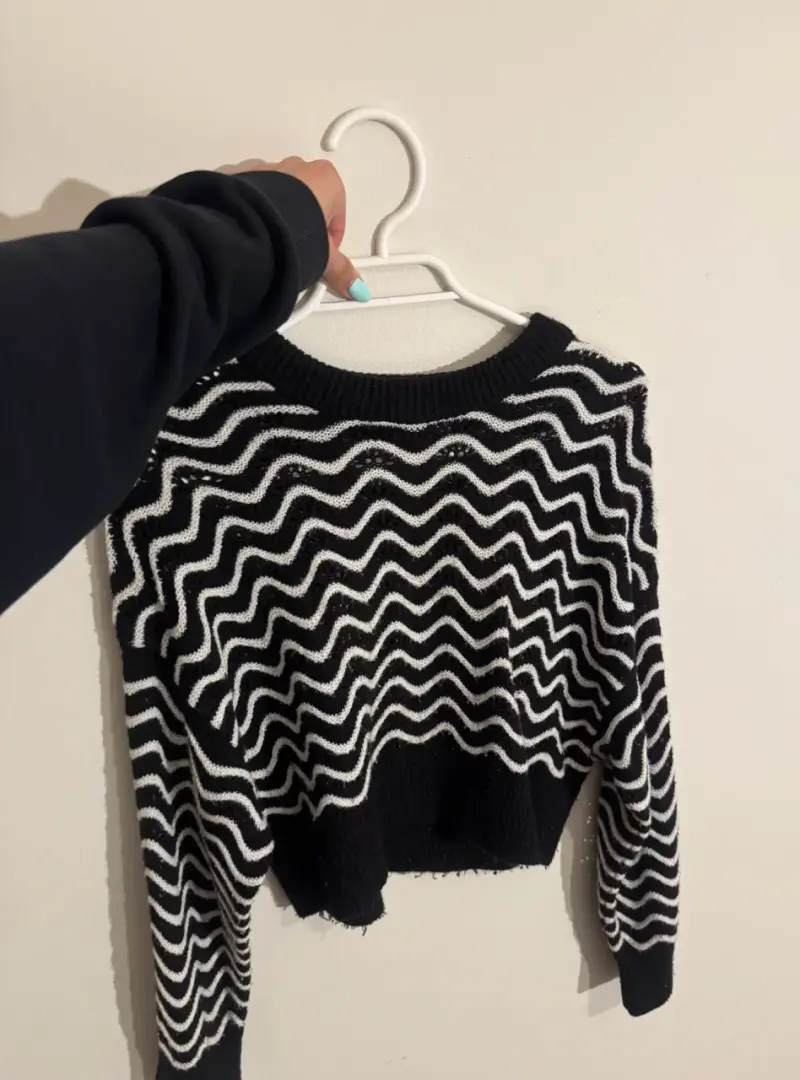 Suéter de punto negro con diseño ondulado