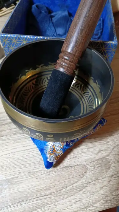 Cuenco tibetano con mazo y cojín decorativo - miniatura 1