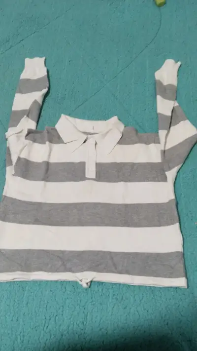 Polera de rayas gris y blanco - miniatura 1
