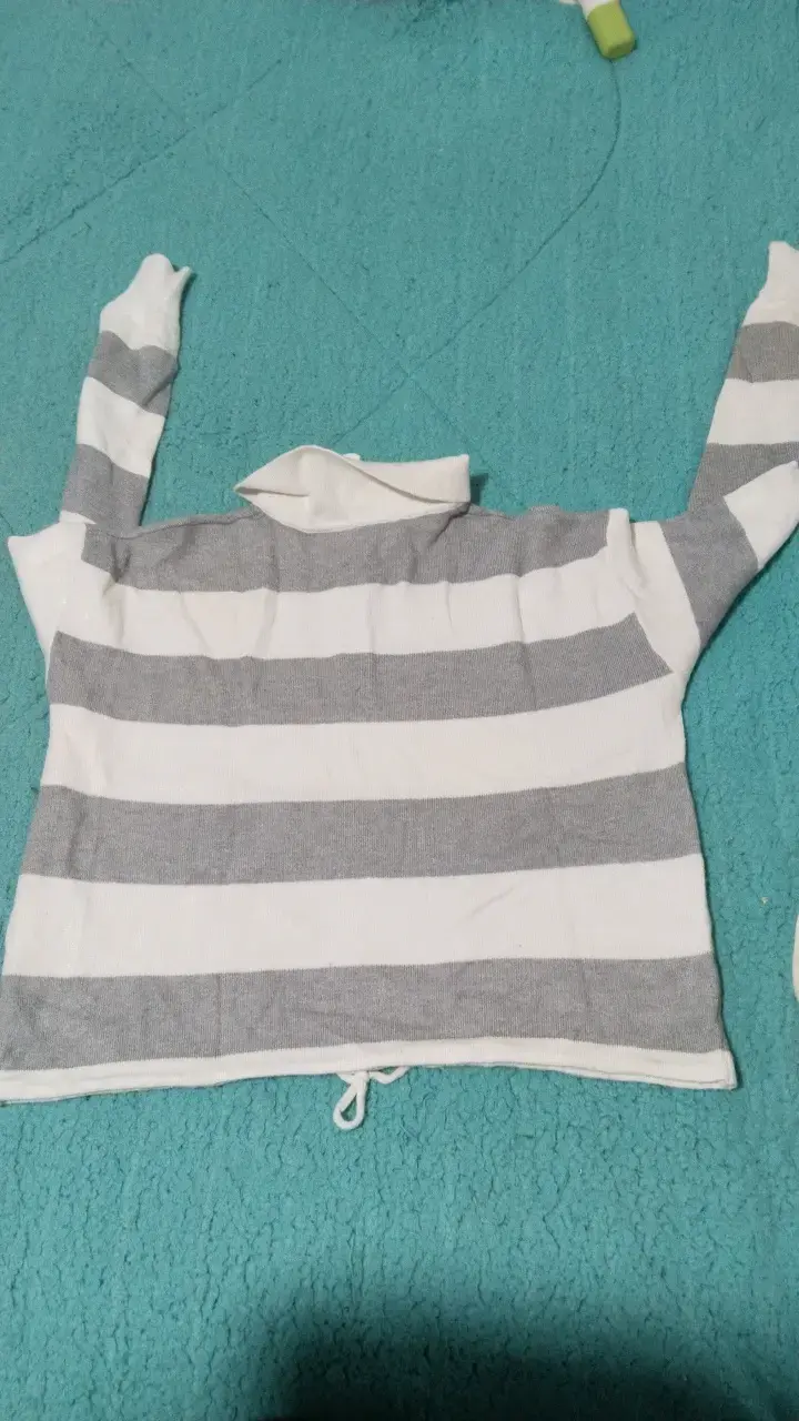 Polera de rayas gris y blanco - 2