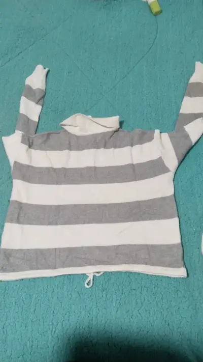 Polera de rayas gris y blanco - miniatura 2