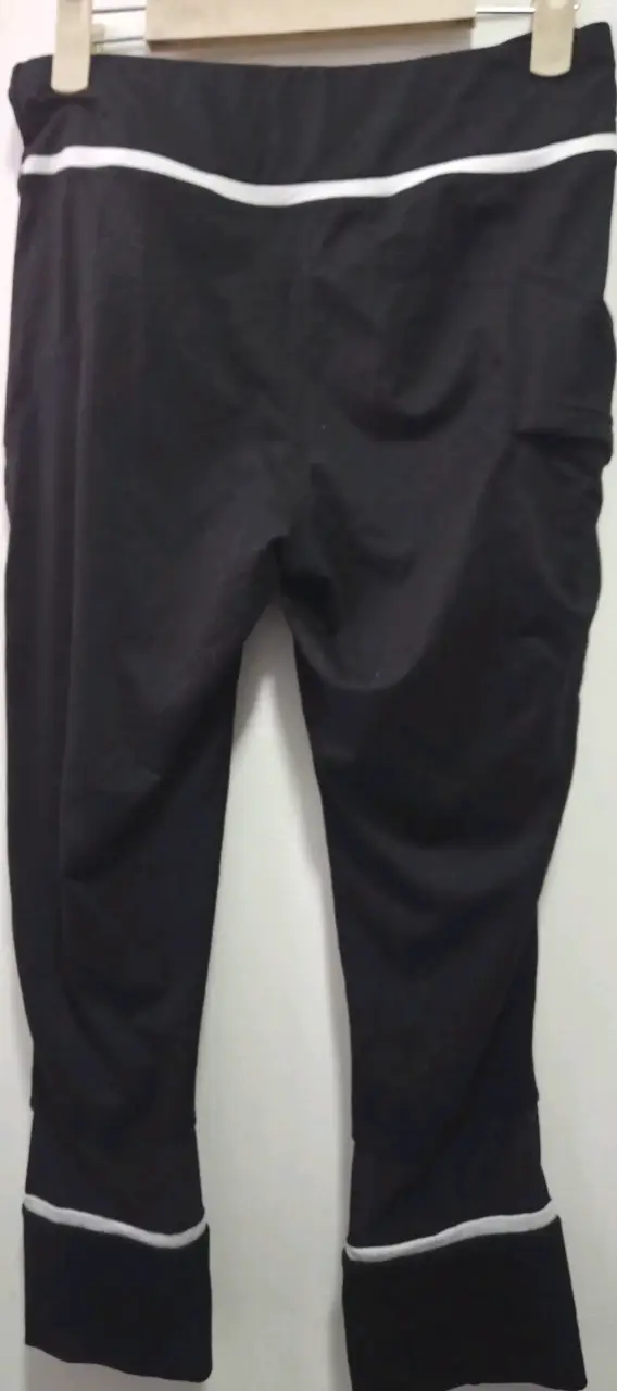 Pantalones deportivos negros con detalles blancos - 2