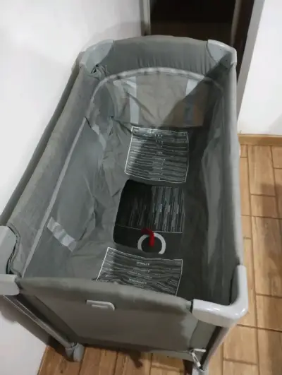 Cuna corral portátil gris Joie - miniatura 4