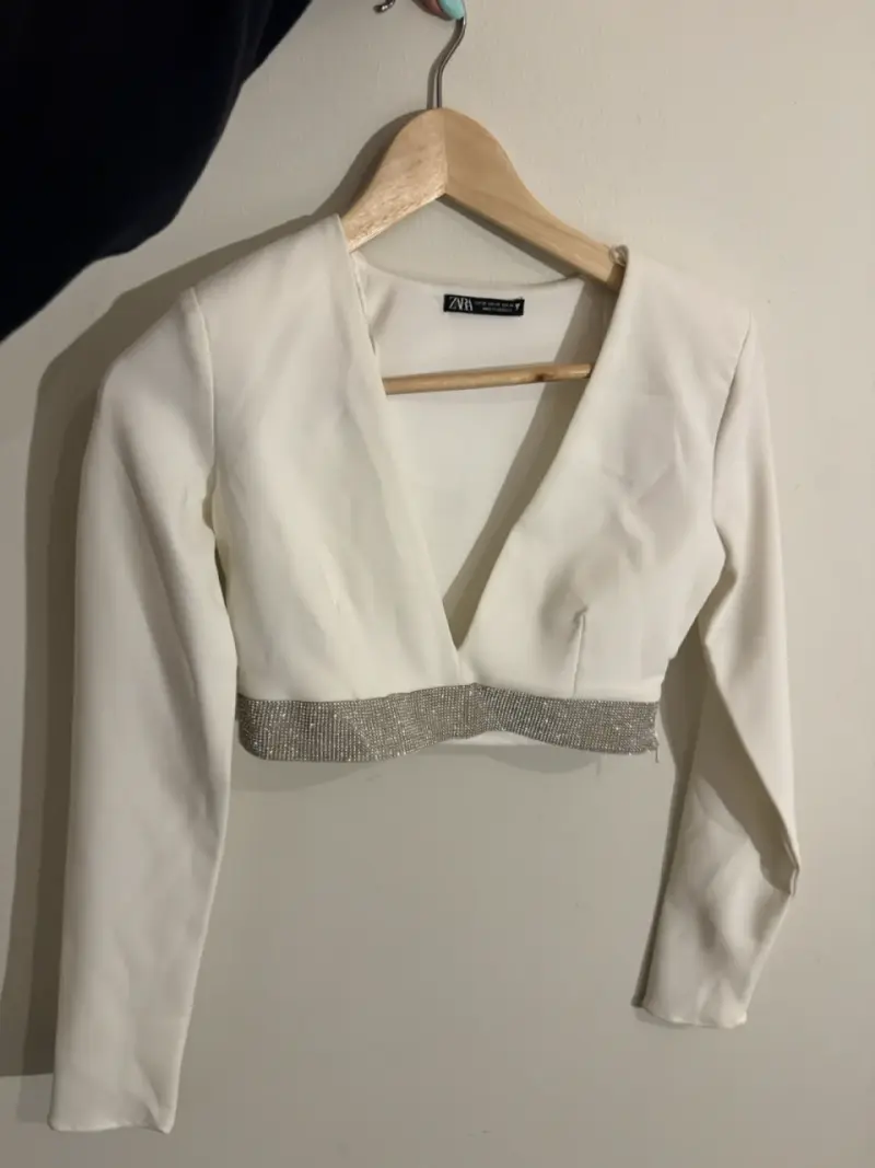Top blanco con detalles brillantes Zara