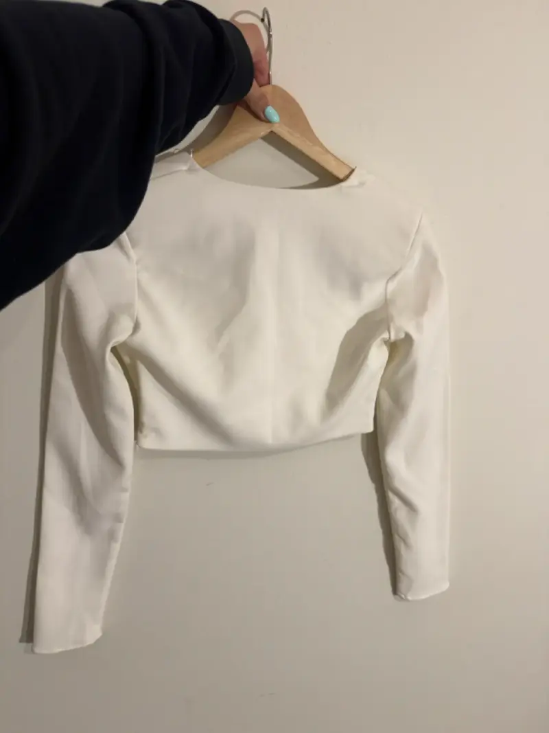 Top blanco con detalles brillantes Zara - 2