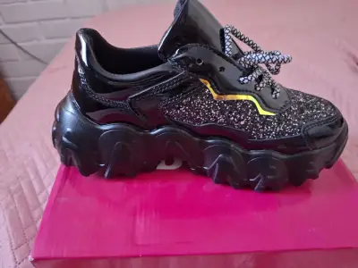 Zapatillas negras con brillo para mujer - miniatura 1