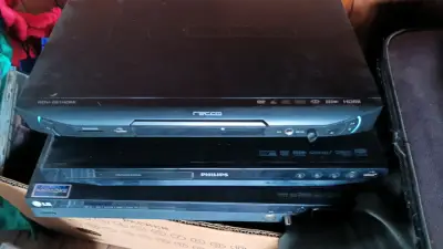 Reproductores de DVDs, 1 bueno, 2 para reparar. - miniatura 1