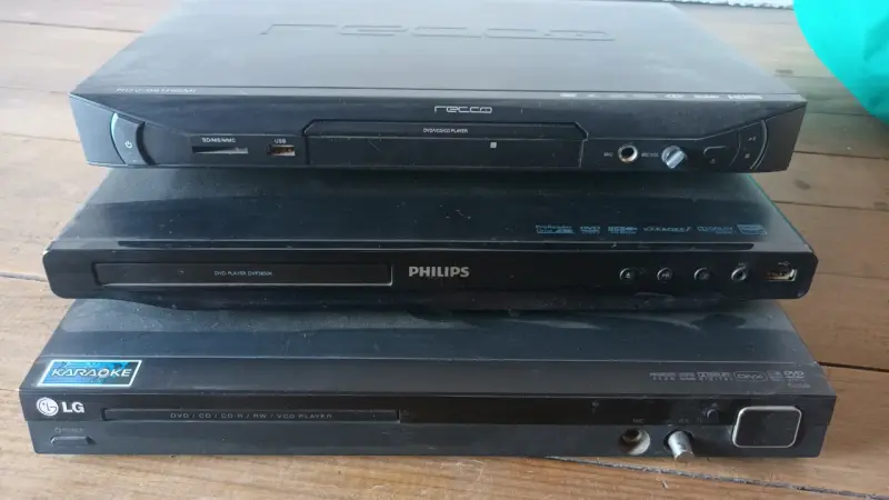 Reproductores de DVDs, 1 bueno, 2 para reparar. - 2