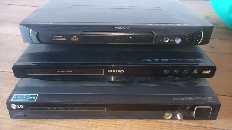 Reproductores de DVDs, 1 bueno, 2 para reparar. - 3