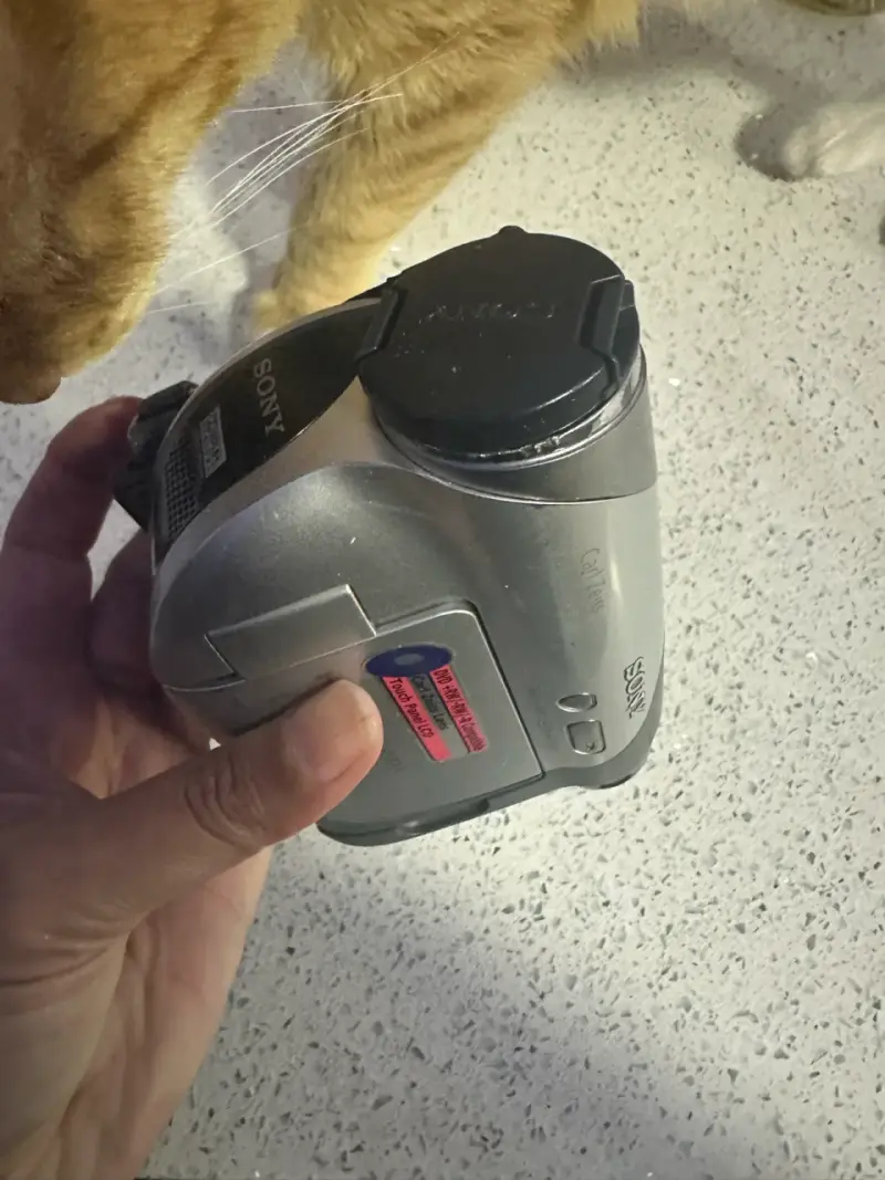 Videocámara Sony Handycam con pantalla LCD - 6