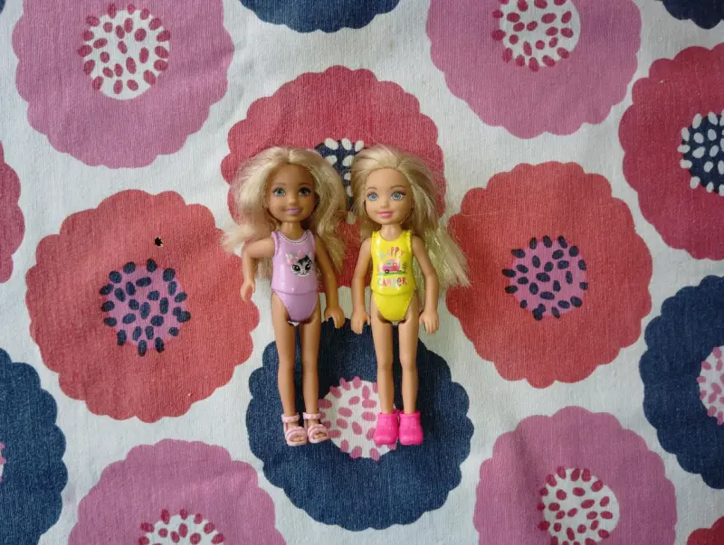 Muñecas pequeñas con trajes de baño
