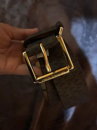 Cinturón de cuero Michael Kors con hebilla dorada - miniatura 1