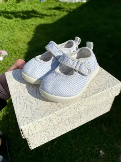 Zapatos de bebé rayados celestes con velcro - miniatura 1